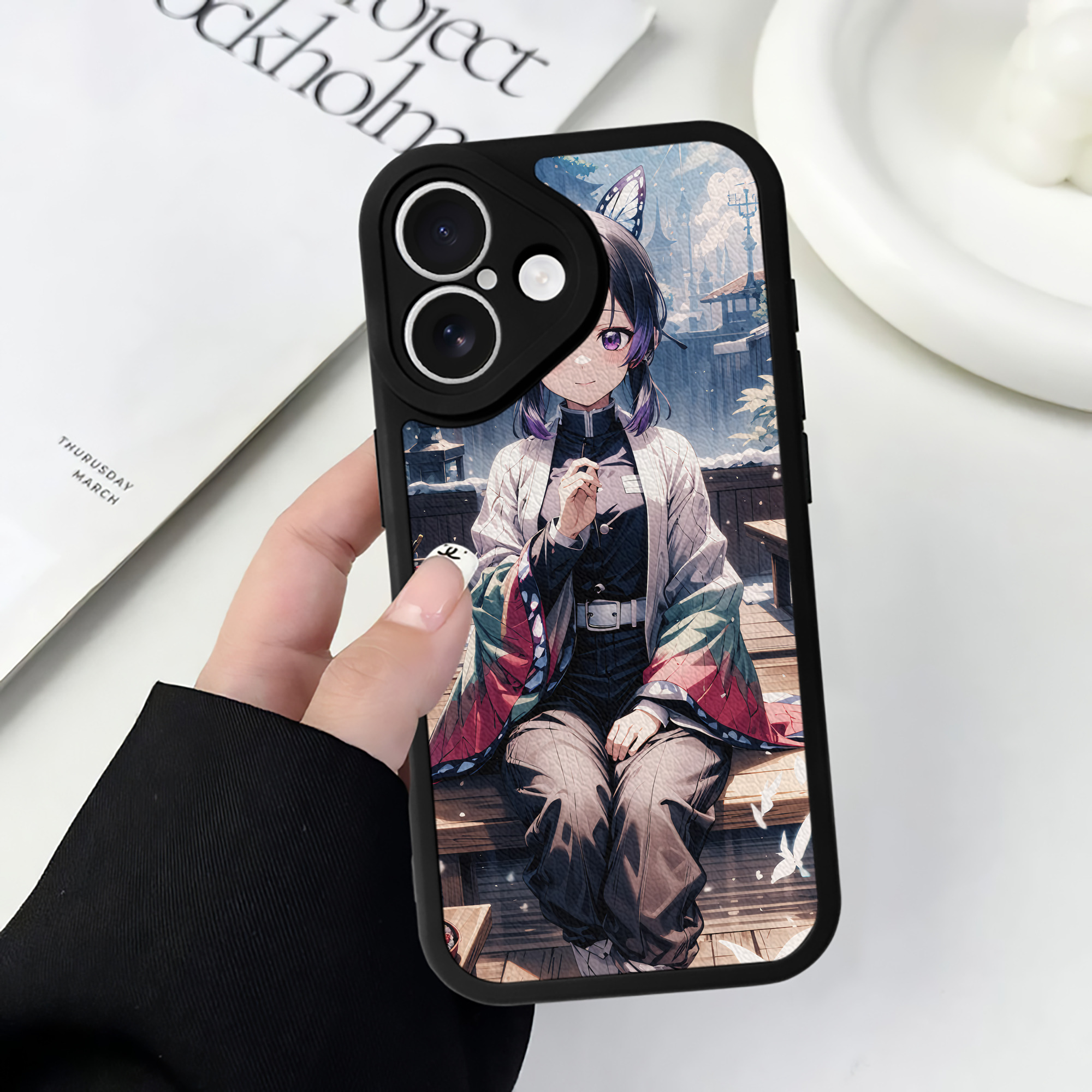 （画像用） 鬼滅の刃（きめつのやいば）蟲柱-胡蝶 しのぶ／こちょう しのぶ Kochou Shinobu 【iPhone 16シリーズ対応】シリコンスマホケース（レザー調） 材質：シリコン